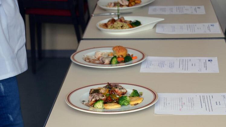 Fünf (identische) Essen musste jeder Kochlehrling für die Prüfung innerhalb von sechs Stunden vorbereiten. Vier kamen ins schuleigene Restaurant, jeweils eines landete auf dem Tisch der Prüfer. Peter Rauch