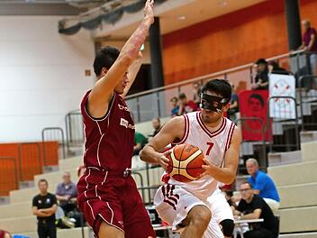 Konstantin Roppelt (am Ball) und die DJK Eggolsheim warten in der Basketball-Bayernliga nach dem dritten Spieltag noch auf den ersten Sieg. Foto: Marie M&ouml;hrlein