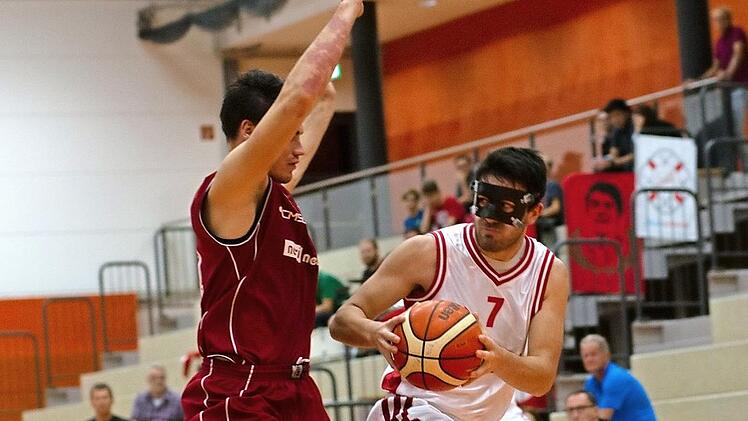 Konstantin Roppelt (am Ball) und die DJK Eggolsheim warten in der Basketball-Bayernliga nach dem dritten Spieltag noch auf den ersten Sieg. Foto: Marie M&ouml;hrlein