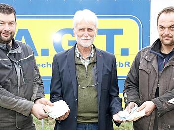 Das Reifenwechseln erbrachte f&uuml;r die Stiftung f&uuml;r krebskranke Kinder Coburg die stolze Summe von 4131 Euro. Von links: Carsten Angerm&uuml;ller, Uwe Rendigs und Andre Grau  Foto: privat