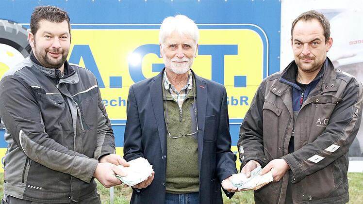 Das Reifenwechseln erbrachte f&uuml;r die Stiftung f&uuml;r krebskranke Kinder Coburg die stolze Summe von 4131 Euro. Von links: Carsten Angerm&uuml;ller, Uwe Rendigs und Andre Grau  Foto: privat