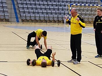 Martin Zawieja, olympischer Bronzemedaillen-Gewinner im Gewichtheben, macht die Coburger Handballer mit speziellem Hanteltraining fit. Fotos: privat