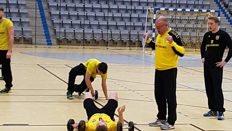 Martin Zawieja, olympischer Bronzemedaillen-Gewinner im Gewichtheben, macht die Coburger Handballer mit speziellem Hanteltraining fit. Fotos: privat