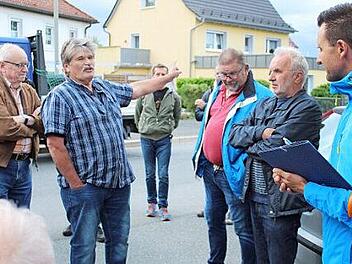 Mit einem Fingerzeig auf die angespannte Verkehrssituation in der Krößwehrstraße beteiligte sich auch Hilmar Kraus (2. v. l.) .