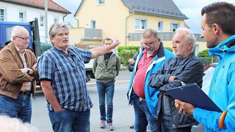 Mit einem Fingerzeig auf die angespannte Verkehrssituation in der Krößwehrstraße beteiligte sich auch Hilmar Kraus (2. v. l.) .