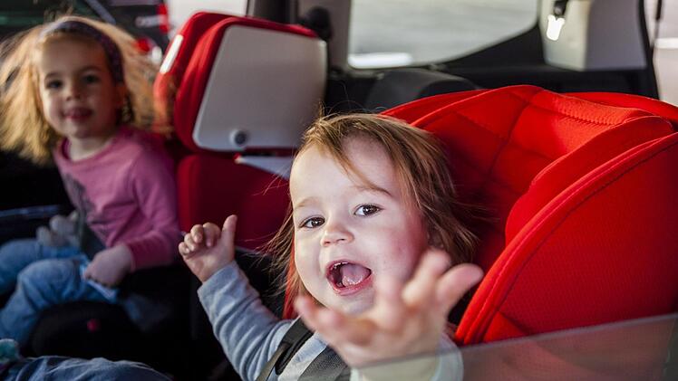 Bei der Wahl des Familienautos kann auch entscheidend sein, wie viele Kindersitze auf die hintere Sitzbank passen. Ganz wichtig: Der Kindersitz muss stabil und kippsicher auf dem Autositz befestigt sein und darf nicht verrutschen.   Foto: ADAC Presse