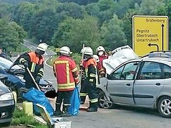 Schwer verletzt wurde der Fahrer im Renault (r.).