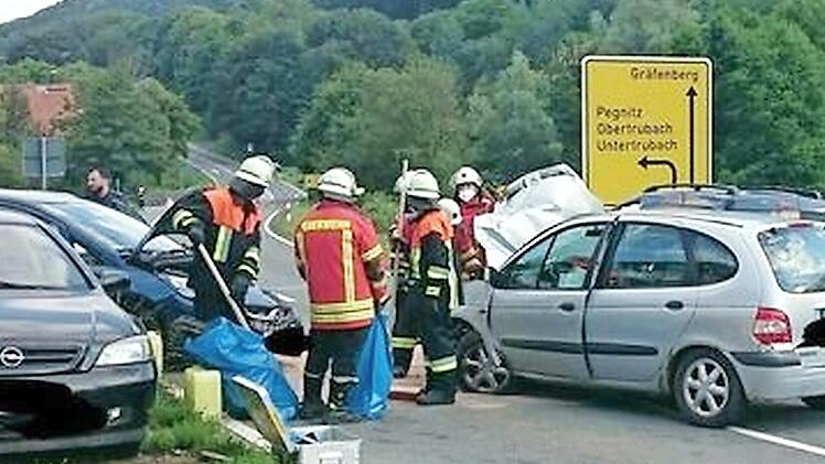 Schwer verletzt wurde der Fahrer im Renault (r.).