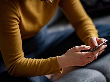 Bei "Cell Broadcast" erhalten Handys einen Warntext, und es ertönt ein lauter Ton. Das soll auf drohende Katastrophen hinweisen.