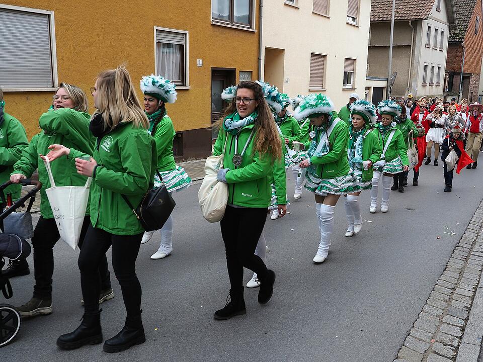 Mit vielen Fuß- und Musikgruppen