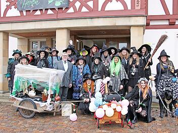 Zum eigenen Jubil&auml;um stimmten die &bdquo;Markthexen&ldquo; ein Loblied auf das Igensdorfer Hexenwesen an.