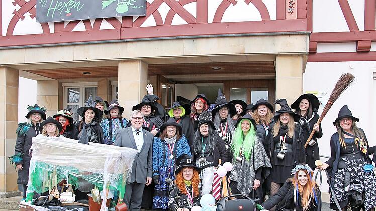 Zum eigenen Jubil&auml;um stimmten die &bdquo;Markthexen&ldquo; ein Loblied auf das Igensdorfer Hexenwesen an.