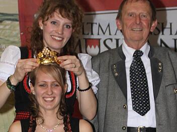 Anne setzt ihrer Nachfolgerin Tina die Krone der Weinprinzessin auf. Den Vorsitzenden Ludwig Eisen freut das. Fotos: G. Bauer