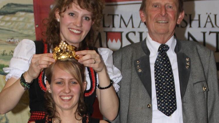 Anne setzt ihrer Nachfolgerin Tina die Krone der Weinprinzessin auf. Den Vorsitzenden Ludwig Eisen freut das. Fotos: G. Bauer