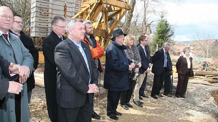 Zur Versenkung der Zeitkapsel und offiziellen Grundsteinlegung sind zahlreiche Gemeinderäte gekommen.