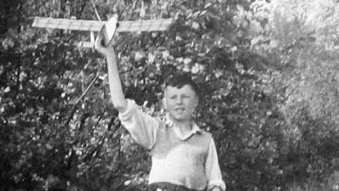 Elmar Dippold im Alter von etwa neun Jahren mit seinen Modellflugzeugen, die er am Staffelberg steigen und gleiten ließ. Foto: p