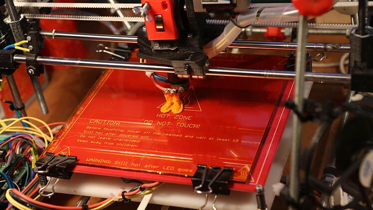 7. ... Dieser wird erw&auml;rmt, so entsteht nach und nach die kleine Figur. Das Drucken dauert bis zwei Stunden. Foto: Barbara Herbst