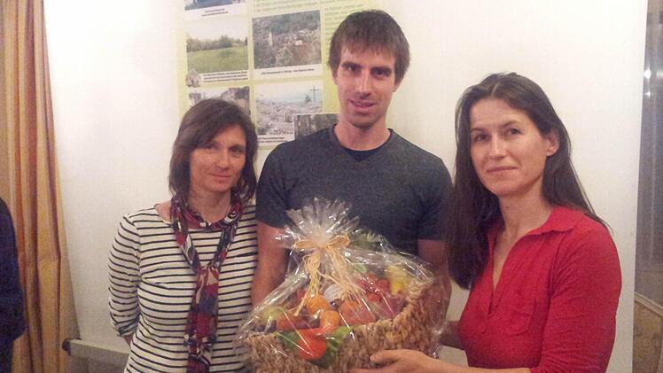 Die neue Zweite Vorsitzende Andrea Ehm (l.) und Vorsitzender Christian Kiehr bedanken sich bei Christiane Meyer. Foto: BN