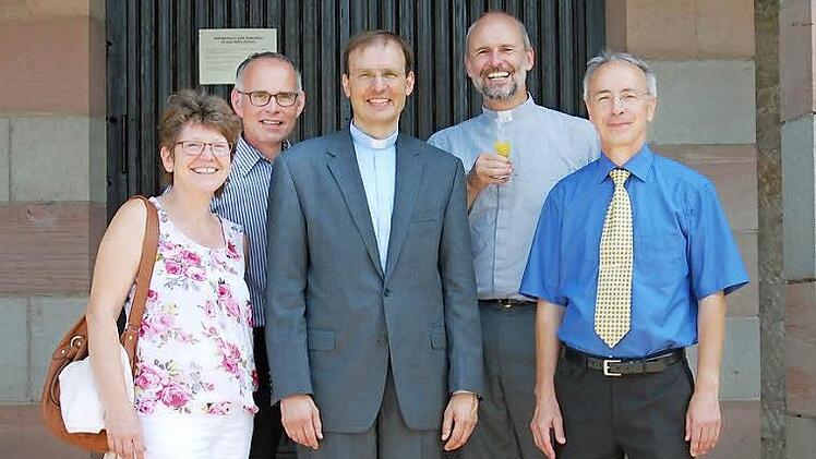 Vom Pastoralteam verabschiedet: Gemeindereferentin Claudia Annon, Diakon Horst Conze, Kaplan Paul Reder, Pfarrer Armin Haas und Pfarrgemeinderats-Vorsitzender Gerhard Schmitt. Foto: Horst Conze