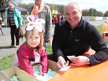 Sie versucht, einen bestimmten Gegenstand aus einem Karton voll Verpackungsmaterial herauszuholen. Foto: Gerda Völk