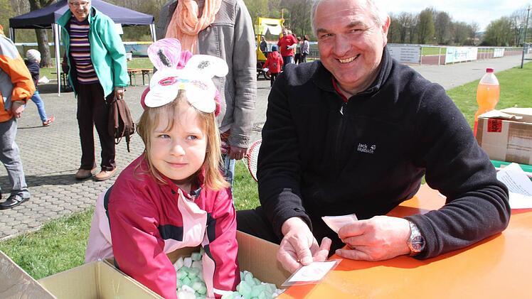 Sie versucht, einen bestimmten Gegenstand aus einem Karton voll Verpackungsmaterial herauszuholen. Foto: Gerda Völk