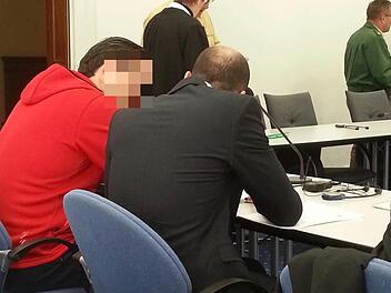 Der Angeklagte (links) spricht vor Prozessbeginn mit seinem Dolmetscher.  Foto: Pack