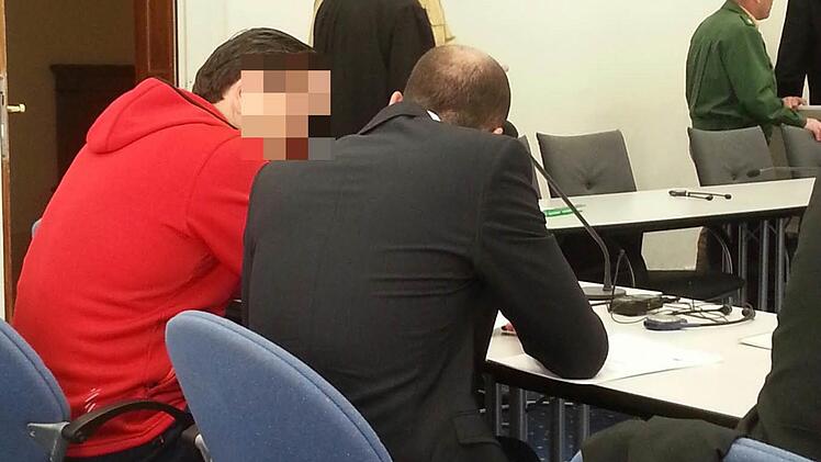 Der Angeklagte (links) spricht vor Prozessbeginn mit seinem Dolmetscher.  Foto: Pack