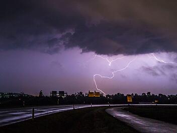 Der Deutsche Wetterdienst warnt aktuell vor starken Gewittern im Kreis Bad Kissingen Symbolfoto: NEWS5 / Hartl