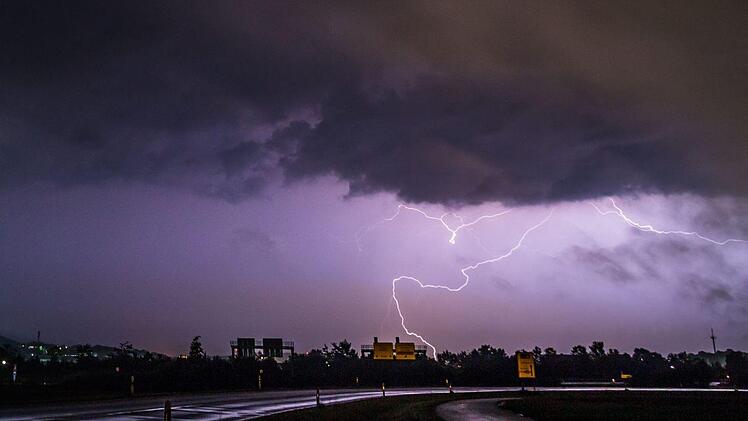 Der Deutsche Wetterdienst warnt aktuell vor starken Gewittern im Kreis Bad Kissingen Symbolfoto: NEWS5 / Hartl