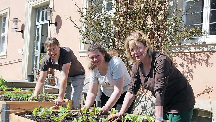 Karin Braun, Kerstin Schmidt und Kreisfachberater Michael Stromer (von rechts) bepflanzen die neuen Hochbeete an der Umweltstation in Weismain.  Foto: red