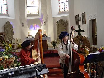 Musik mit Andreas Schuss und Vanessa Feilen sowie Erntedank standen in der    Dreieinigkeitskirche in Zeitlofs im Mittelpunkt.   Foto: Brigitta Kempe-Wolf