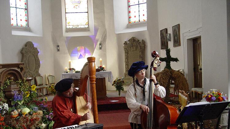 Musik mit Andreas Schuss und Vanessa Feilen sowie Erntedank standen in der    Dreieinigkeitskirche in Zeitlofs im Mittelpunkt.   Foto: Brigitta Kempe-Wolf