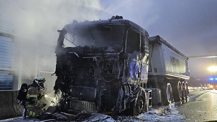 Lkw in Vollbrand - Fahrerin wird dabei verletzt