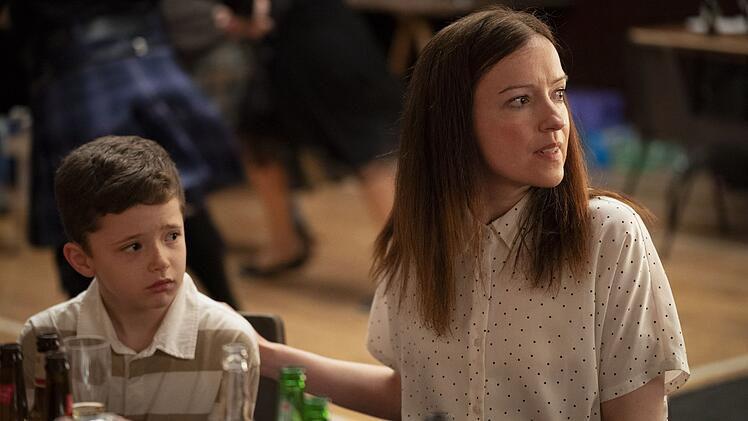 Auf einer Party wirken Noah (Jacob Ferguson) und seine Mutter Annie Bett (Sarah Mac Gillivray) bereits angespannt. Am n&auml;chsten Tag sind sie verschwunden.