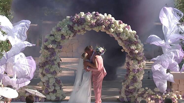 Ein Hochzeitskuss besiegelt Peggys und Steffs Liebe. Fehlt nur noch das Ja auf dem Standesamt.