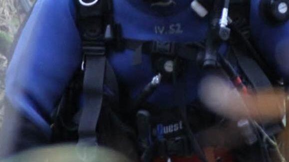 Der Taucher bereitet sich auf den Einsatz vor.