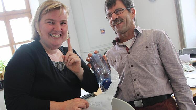Schön raus mit dem Plastik: Renate Zuckriegl leert die Papierkörbe nur, wenn deren Inhalt passt. Mülltrennung ist auch für Alfred Kräutlein, den Personalverantwortlichen der Verwaltungsgemeinschaft, Pflicht.  Fotos: Diana Fuchs