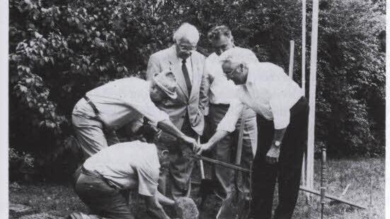 Schweinfurts früherer Landrat Karl Beck (†) lässt sich von Kreisobleuten zeigen, wie man einen Grenzstein setzt.