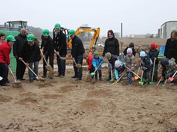 Rund eine Millionen Euro kostet der Neubau einer Kita mit Kinderkrippe in Modschiedel. Beim Spatenstich schaufelten Alt und Jung um die Wette. Foto: Stephan Stöckel