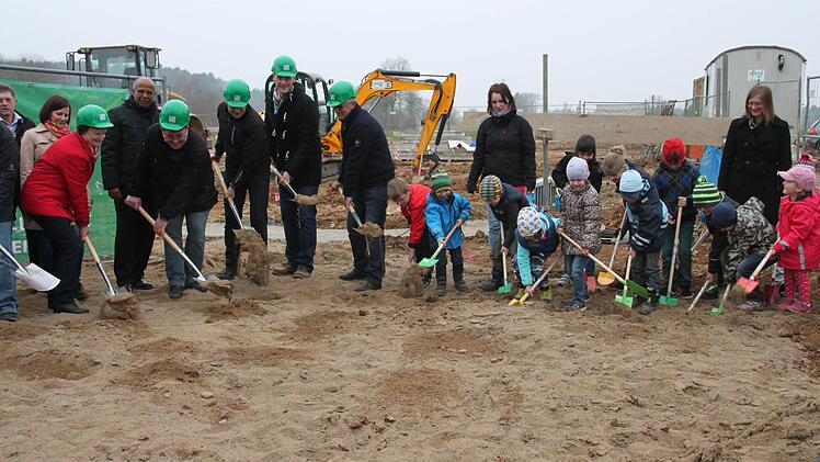 Rund eine Millionen Euro kostet der Neubau einer Kita mit Kinderkrippe in Modschiedel. Beim Spatenstich schaufelten Alt und Jung um die Wette. Foto: Stephan Stöckel