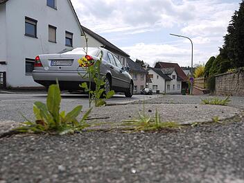 Ausbaufähig: Die Hauptstraße und die Neuensorger Straße sind in einem derart schlechten Zustand, dass die Gemeinde an einer Sanierung nicht vorbei kommen wird. Foto: Berthold Köhler