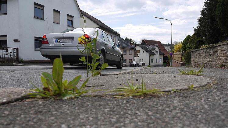 Ausbaufähig: Die Hauptstraße und die Neuensorger Straße sind in einem derart schlechten Zustand, dass die Gemeinde an einer Sanierung nicht vorbei kommen wird. Foto: Berthold Köhler