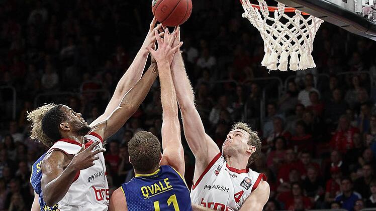 Die Brose Baskets belohnen sich in dieser Saison oftmals nicht für ihre gute Verteidigungsarbeit, weil sie ihren Kontrahenten zwar selten freier Würfe gestatten, aber danach die Abpraller nicht einsammeln. Gegen die Riesen von Darussafaka Istanbul müssen sich die Bamberger, hier Darius Miller (l.) und Nicolo Melli, deutlich steigern, sonst stehen sie - wie schon in Malaga - wieder mit leeren Händen da. Foto: sportpress