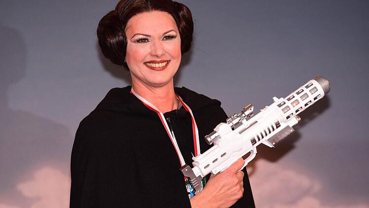 Die bayerische Wirtschaftsministerin Ilse Aigner (CSU) kommt am 29.01.2016 als Prinzessin Leia aus Star Wars verkleidet zur Fastnacht in Franken in Veitshöchheim (Bayern). Foto: Nicolas Armer/dpa