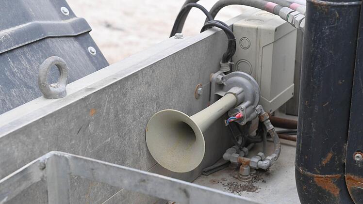 Zuvor wird gewarnt - mit einer Signalhupe. Foto: Ronald Rinklef