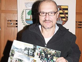 Stolz präsentiert Bürgermeister Knut Morgenroth den Veranstaltungskalender 2018 "Das Gemeindeleben in Bildern". Foto: Fischer