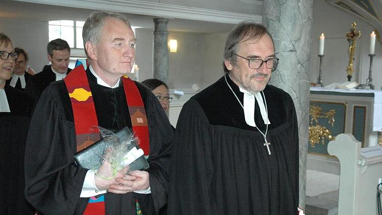 Dekan Andreas Kleefeld (rechts) führt den Neuen Pfarrer von St. Matthäus, Ralph Utz, in seine Kirchengemeinde in Coburg-Neuses ein. Foto: Meißinger