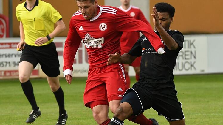 Nicht nur in diesem Zweikampf behielt der Lichtenfelser Pascal Graf (links) gegen den Sonnefelder Asanti Herring die Oberhand. Foto: Gunther Czepera