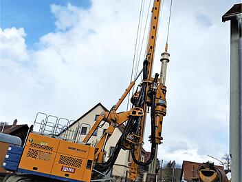 Mit schwerem Gerät wird der Einbau von 160 Bohrpfählen mit einem Durchmesser von 62 Zentimetern und einer Länge von maximal sieben Metern vorbereitet.