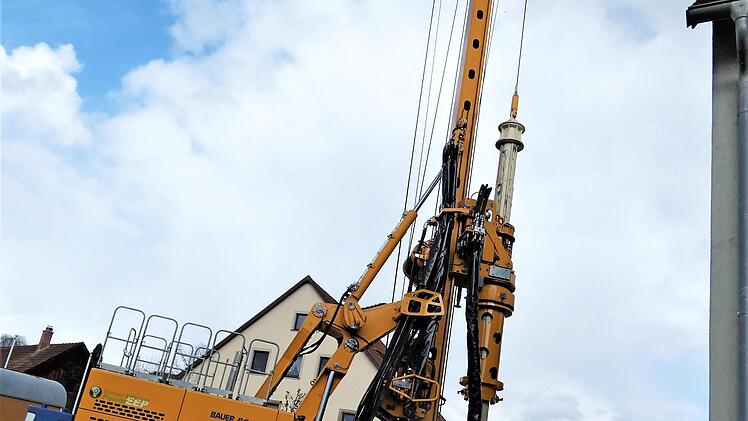 Mit schwerem Gerät wird der Einbau von 160 Bohrpfählen mit einem Durchmesser von 62 Zentimetern und einer Länge von maximal sieben Metern vorbereitet.